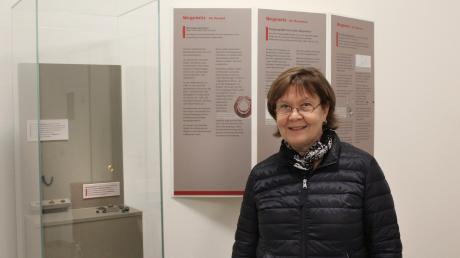 Museums-Serie Hurlach Helene Glatzel vor dem goldenen Ring, der bei den Grabungen entdeckt wurde / Die prähistorischen Funde in Hurlach<br>