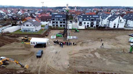 Hier entsteht eine neue Schule. Am Montag war Spatenstich für die neue Grundschule in Burlafingen. 