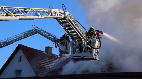 Innerhalb weniger Stunden brannte es an zwei Stellen in Bellenberg. Mehrere Feuerwehren aus der Region waren im Einsatz. 