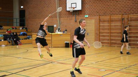 Sowohl die erste als auch die zweite Badminton-Mannschaft des TSV Nördlingen unterliegen den Teams aus Dillingen. Im Bild: Richard Fischer (links), Julian Rotermund und Conny Estner.