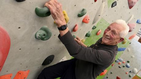 Der 86-jährige Adolf Mayer hat das Bouldern für sich entdeckt. Zweimal wöchentlich kommt er in die Bloc-Hütte.               
