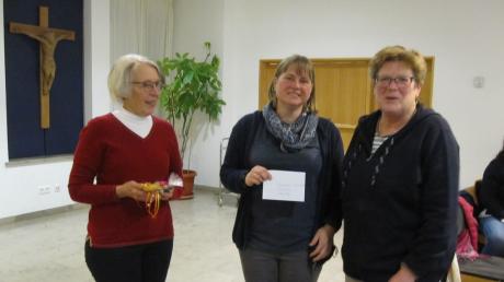 Rosa Maria Böhm (links) und Monika Schatzmann (rechts) vom Katholischen Frauenbund überreichten Heike Stemmer von der Zufluchtsstätte für Frauen in Neuburg nach ihrem Vortrag einen Spendenscheck.