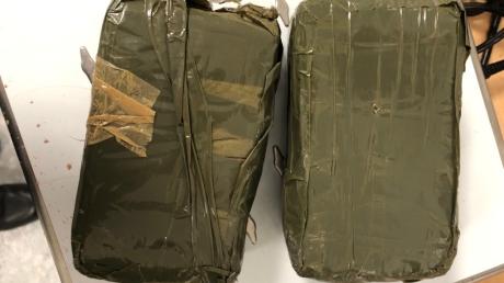Bei einer Gepäckkontrolle am Flughafen Memmingerberg hat der Zoll 1,08 Kilogramm Haschisch im Gepäck eines 33-Jährigen gefunden.