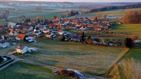 Blick aus der Luft auf die Gemeinde Aletshausen. 