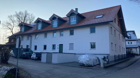Die Freiflächengestaltung rund um dieses weitgehend neu errichtete Mehrfamilienhaus mitten in Oberfinning hat jetzt den Gemeinderat beschäftigt.