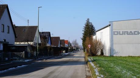 Tempo 30 gilt in der Kapellenstraße im Todtenweiser Ortsteil Sand. Die Polizei stellt die Geschwindigkeitsbegrenzung infrage, die Gemeinde hält aber daran fest.