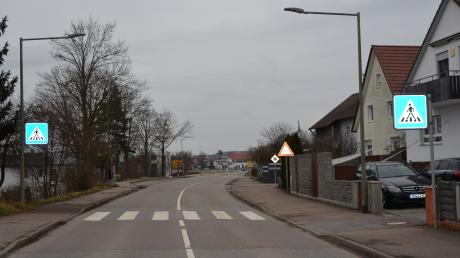 Der Zebrastreifen in der Obenhauser Straße in Buch wird entfernt, stattdessen stellt das Staatliche Bauamt eine Ampel auf. Dadurch soll der Schulweg für Kinder sicherer werden.   