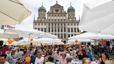 Die Friedenstafel ist die zentrale Feier zum Friedensfest in Augsburg. 