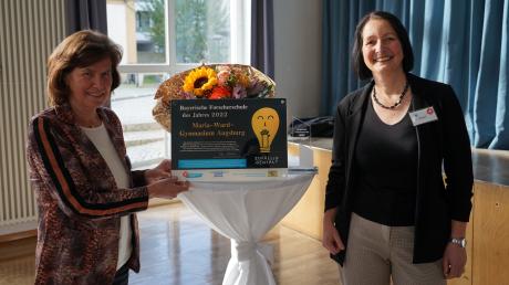 Die "Jugend forscht"-Betreuerinnen Hildegard Berto und Christine Strobel freuen sich, dass das Maria-Ward-Gymnasium in Augsburg zur "Bayerischen Forscherschule des Jahres 2022" ausgezeichnet wurde.