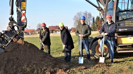 Für einen symbolischen Baubeginn im Gewerbegebiet Unterroth greifen die
Beteiligten zum Spaten: (von links) Werner Högerle, Bürgermeister Norbert Poppele, Markus Haas und Sebastian Sturm. 
