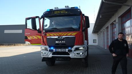 Stellvertretender Kommandant Thomas Henl fuhr das neue Fahrzeug aus dem Sonderinvestitionsprogramm "Katastrophenschutz Bayern 2030", das die Feuerwehr Mering Mitte Januar erhielt, in den Hof.