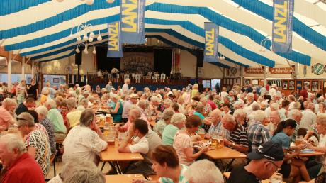 Schon 2019 und 2022 bewirtete die Lanzl Gastronomie auf dem Aichacher Volksfest, hier beim Seniorennachmittag. 