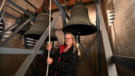 Stephanie Heiß, Pfarrerin der evangelischen Philippuskirche, muss die Glocken noch mit der Hand zum Läuten bringen.