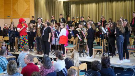Sichtlich zufrieden zeigten sich die Dirigenten Julian Gleich und Karina Schönberger zum Schluss des Faschingskonzerts. 