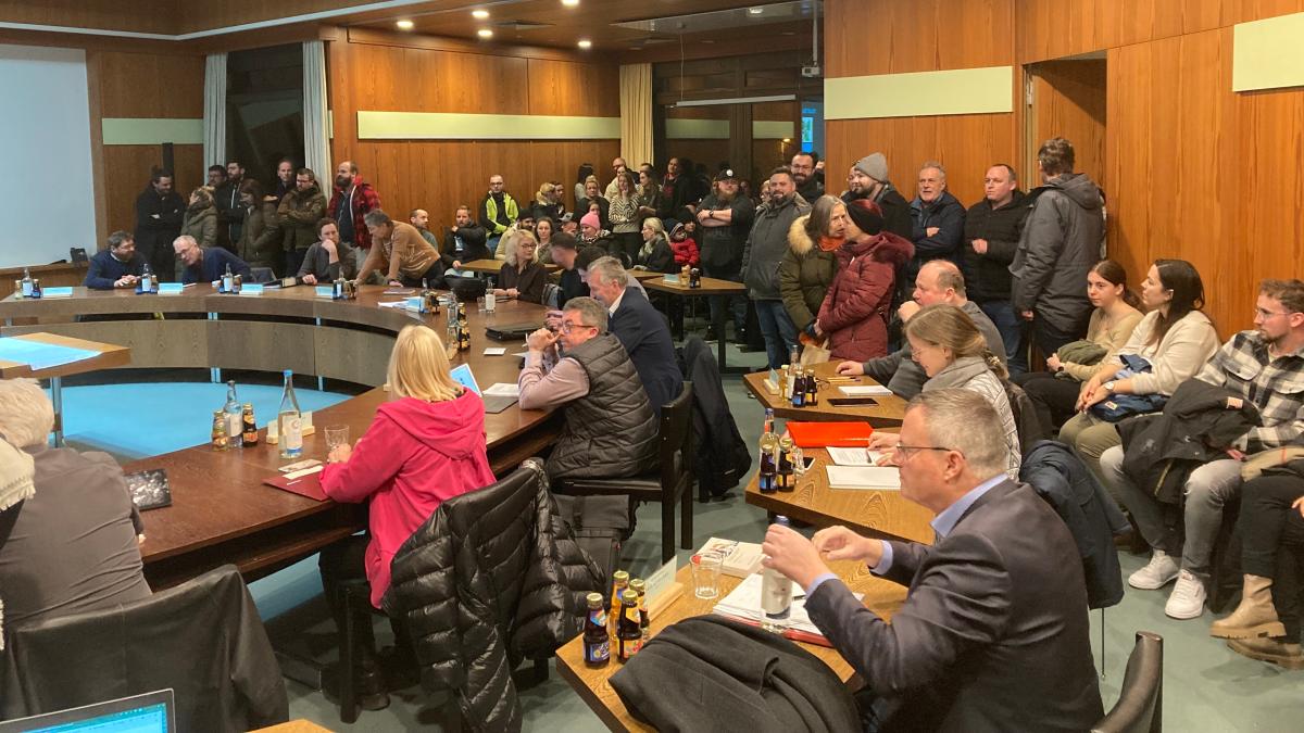#Eltern drängen sich im Sitzungssaal, doch Bad Wörishofens Stadtrat setzt das Thema Kita-Gebühren ab