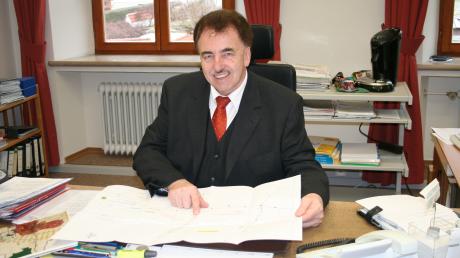 So kennen ihn viele, den ehemaligen Inchenhofener  Bürgermeister Karl Metzger. Das Bild wurde vor der Kommunalwahlen 2008 aufgenommen. 