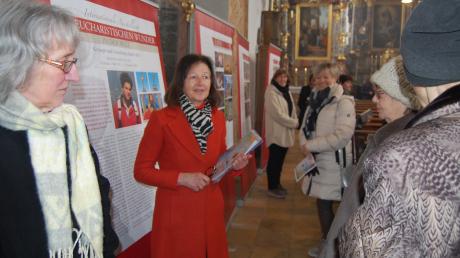 Die ersten beiden Einführungen zur Ausstellung "Die eucharistischen Wunder in der Welt" in der Stadtpfarrkirche Thannhausen hielt Franziska Schmid.