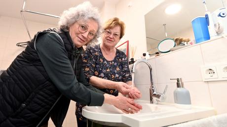 In ihren Wohnungen im Betreuten Wohnen in Fischach gibt es seit Jahren nur ganz wenig warmes Wasser. Gerda Hasler (links) und Elisabeth Brunsch reicht es jetzt.