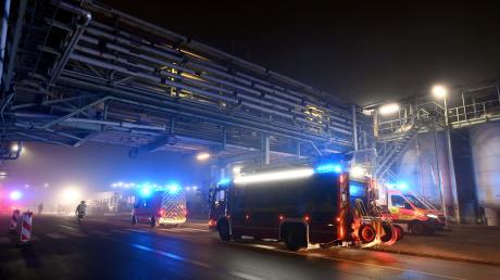 Über 140 Feuerwehrleute waren beim Brand im MVV Industriepark in Gersthofen im Einsatz.