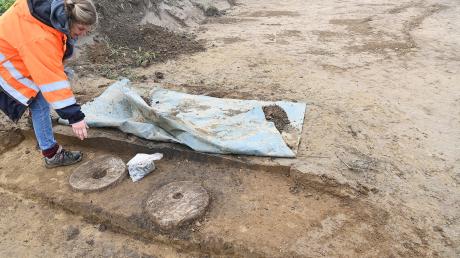 Archäologin Anja Seidel entdeckte in einem Feld am nördlichen Ortsrand von Echlishausen zwei gut erhaltene Mahlsteine. Ein überraschender Fund.