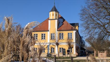 1742 ließ der Abt des Klosters Roggenburg das Anwesen zwischen Deisenhausen und Ingstetten als Sommersitz erbauen. Heute nutzt das Antikwerk Gut Glaserhof das Gebäude.