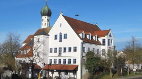 Der Rehlinger Ortskern mit Rathaus (Vordergrund) und Kirche, Pfarrhaus, Wirtshaus und Bank ist nach Ansicht des Amtes für Ländliche Entwicklung besonders schön.