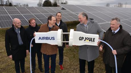 Symbolischer Anschluss des Solarparks: (von links) Fabian Mehring und Wolfgang Fackler, Helmut Färber,  Christoph Schmid, Heinrich Gärtner und Roland Weigert.