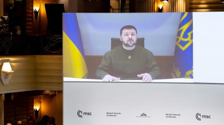 Wolodymyr Selenskyj, Präsident der Ukraine, nahm per Videoschalte an der Sicherheitskonferenz teil. Die 59. Münchner Sicherheitskonferenz (MSC) findet vom 17. bis zum 19. Februar 2023 im Hotel Bayerischer Hof in München statt.