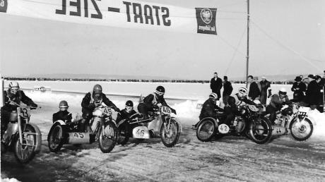 Der Winter 1962/63 brachte eine ausgedehnte Eiszeit am Ammersee: Das Bild zeigt den Start der Motorräder mit Beiwagen beim Ammersee-Eisrennen am 17. Februar 1963.