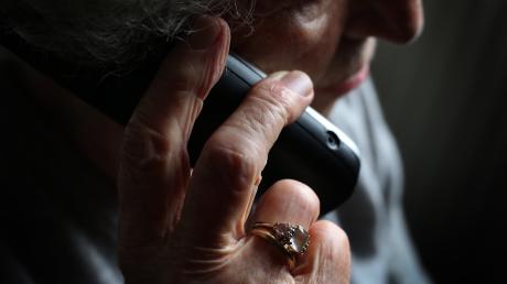 Betrügerische Telefonanrufe gab es am Freitag vermehrt in Königsbrunn. Eine 76-Jährige verlor deshalb 15.000 Euro. 