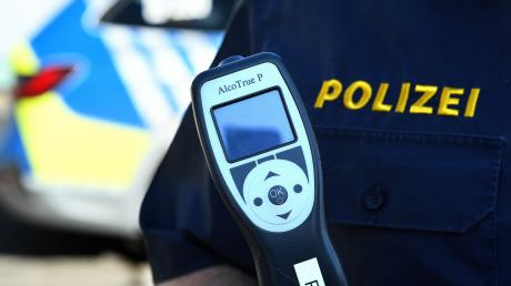 Die Polizei hat in Peutenhausen einen Mann mit Alkohol am Steuer erwischt.
