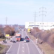 Ein Lkw-Fahrer soll an der B25 in Nördlingen eine mobile Ampel beschädigt haben. Die Polizei sucht Zeugen. 