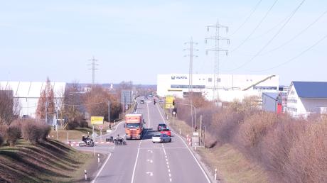 Ein Lkw-Fahrer soll an der B25 in Nördlingen eine mobile Ampel beschädigt haben. Die Polizei sucht Zeugen. 