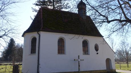Die kleine Zollhauskapelle in Unterirsingen von Norden.