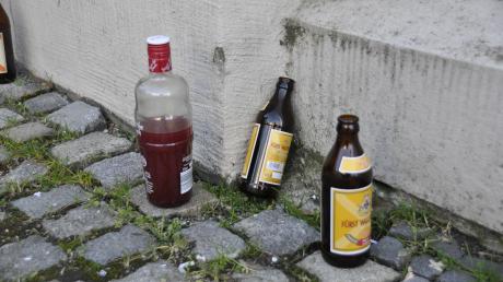 Nach der Faschingsfeier in Donauwörth stehen leere Bier- und Schnapsflaschen in der Straße.