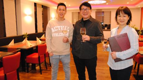 Stoßen auf das neue Restaurant in Bobingen an: Ken Ho (Mitte), Sohn Jonathan Ho (links) und Schwester Lizzy Ho.