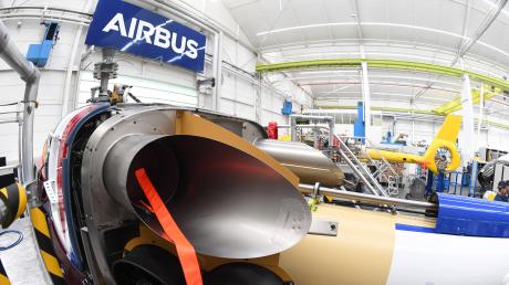 Montage von zivilen Hubschraubern im Donauwörther Airbus-Werk. Das geschäft geht gut - anderen Betrieben im Kreis geht es schlechter. 
