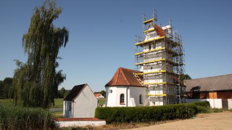 Rund ein Jahr dauerten die Arbeiten zur statischen Instandsetzung am Kirchturm in Aufhausen und die Innensanierung im Chorraum. Die Aufnahme entstand im Juli 2022, das Gerüst mit dem Lastenaufzug ist inzwischen wieder abgebaut. 