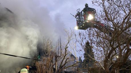 Brand in Ried (Landkreis Aichach-Friedberg): Ein Wohnhaus stand am Donnerstagmorgen in Flammen.