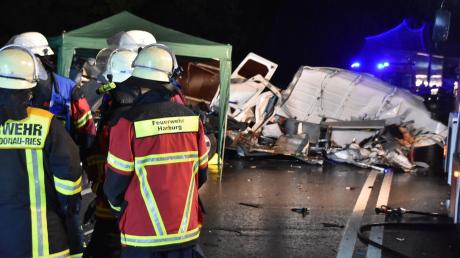 Einer der schlimmen Unfälle 2022 im Donau-Ries-Kreis: Mitte Oktober starb der Fahrer eines Kleintransporters auf der B25 bei Harburg bei einem Zusammenstoß mit einem Lkw.