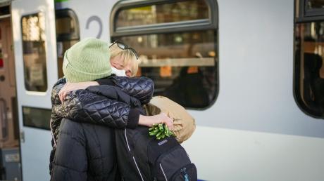 Geflüchtete Olha Sidun (rechts) umarmt ihre Schwester Hanna nach ihrer Ankunft am Berliner Hauptbahnhof. Auch in Augsburg hat der Krieg in der Ukraine das Leben vieler Menschen verändert. 