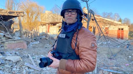 Unser Reporter Till Mayer berichtet seit Jahren aus der Ukraine. Für seine Bilder und Texte aus dem Kriegsgebiet hat er mehrere Auszeichnungen bekommen.