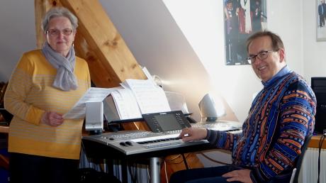 Die Vorsitzende Anneliese Winkler und der bisherige Chorleiter Hans Gutter. 40 Jahre leitete er den Liederkranz.
