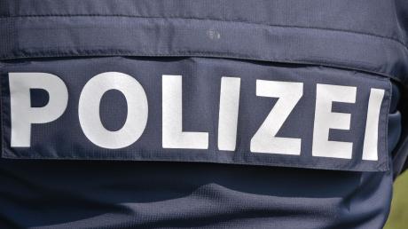 Ein 21-jähriger Autofahrer nötigt und beleidigt einen anderen jungen Verkehrsteilnehmer auf der B2 nahe Kaisheim.