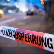 Ein Flatterband mit der Aufschrift «Polizeiabsperrung» ist im Rahmen einer Entschärfung einer Fliegerbombe an der Lehener Straße angebracht. In der Nähe der Freiburger Uniklinik war am Mittwoch eine 500-Kilo-Fliegerbombe aus dem Zweiten Weltkrieg gefunden wordent.