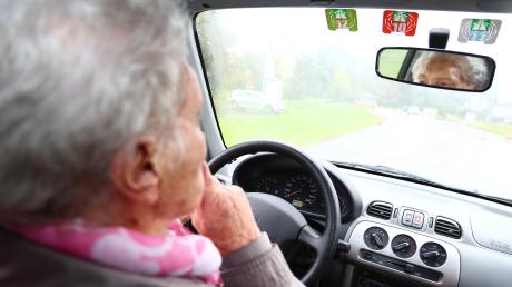Wie alle Verkehrsteilnehmer müssen auch Seniorinnen und Senioren am Steuer oft schnell reagieren können.