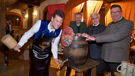 Geltendorfs Bürgermeister Robert Sedlmayr stach das Fass an und wurde dabei vom Brauereigeschäftsführer Oliver Lentz, Luitpold Prinz von Bayern, Gebietsverkaufsleiter Richard Sturm unterstützt (von links).