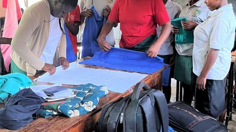 Die Aktion Hoffnung mit Sitz in Ettringen bittet um Kleiderspenden. Vom Erlös werden unter anderem junge Frauen im Ausbildungsprojekt von Hosfa in Uganda zu Schneiderinnen ausgebildet. 
