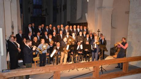 Das Dinkelsbühler Blechbläser-Ensemble und der Bürgermeisterchor des Landkreises Ansbach sorgten in der Klosterkirche Auhausen für beste Unterhaltung beim Benefizkonzert.