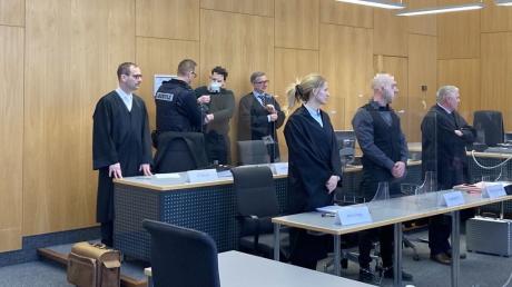 Die beiden Angeklagten mit ihren Verteidigern vor Beginn der Plädoyers im Verfahren vor dem Landgericht Ulm.